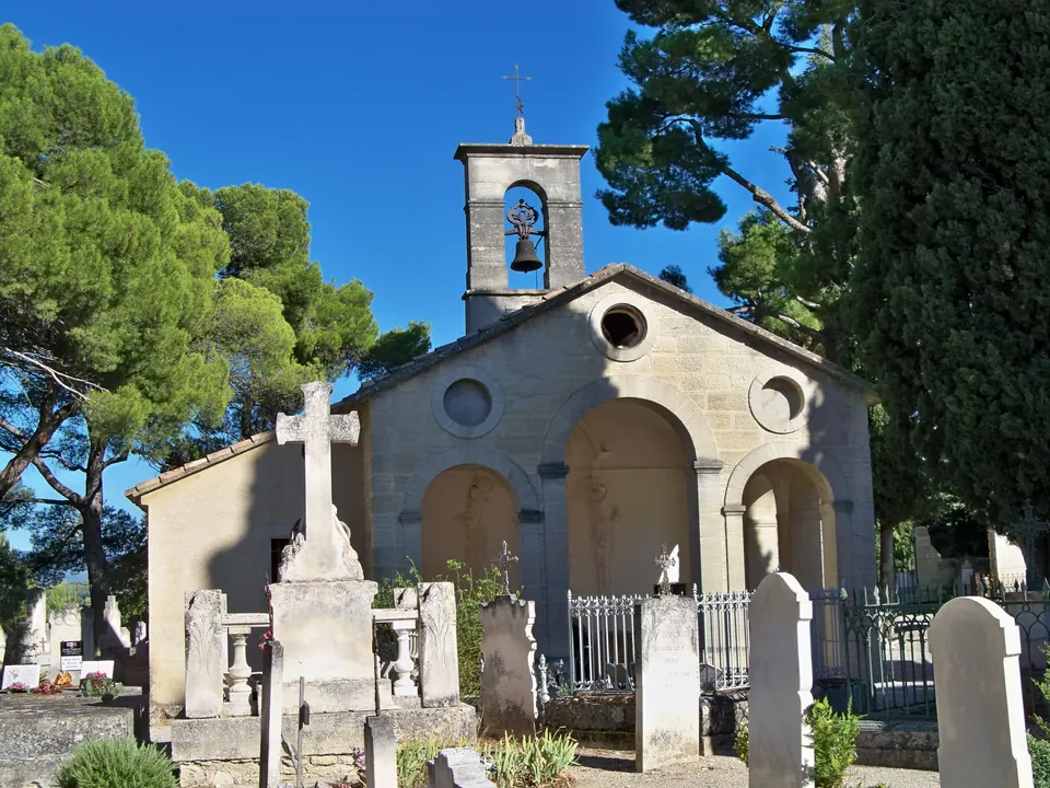 كنيسة Notre-Dame de Pareloup في Mazan بين الأشجار والمقبرة