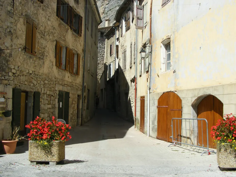 زقاق في Orpierre، قرية انطلاق رحلة المشي إلى Rocher Saint-Michel.