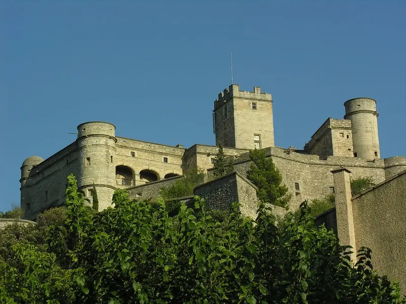 Château du Barroux, tours et remparts vus depuis le village.