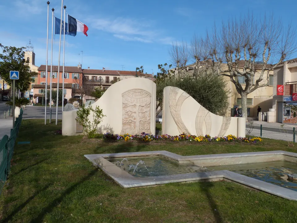 نافورة في ساحة Charles-de-Gaulle في Le Beausset