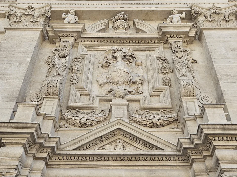 Décor sculpté de la façade du musée Lapidaire à Avignon, photographie de juillet 2026.
