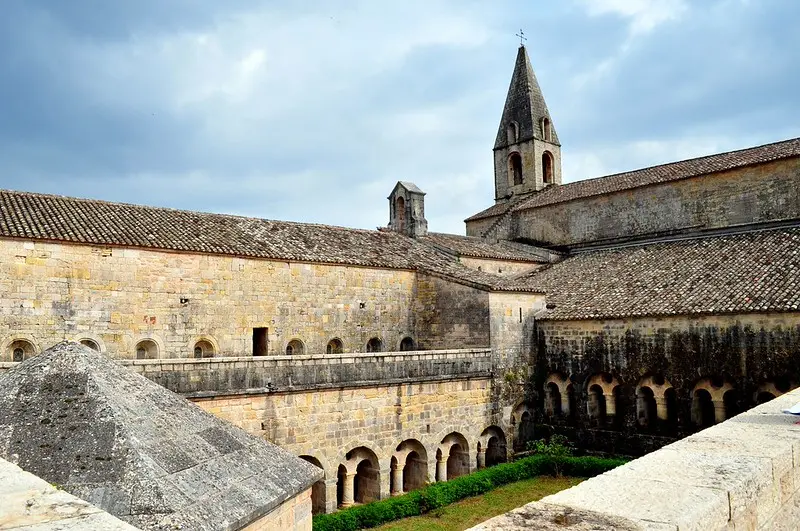 Cloître et clocher de l’abbaye du Thoronet