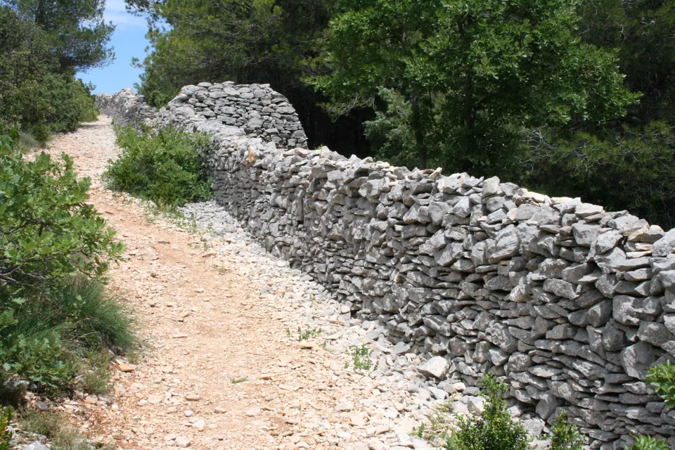 جدار Mur de la Peste المبني بالحجر الجاف قرب Cabrières-d'Avignon
