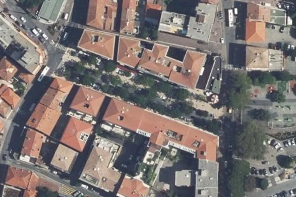 Luftaufnahme des Standorts des Wochenmarkts in der Innenstadt von Cagnes-sur-Mer