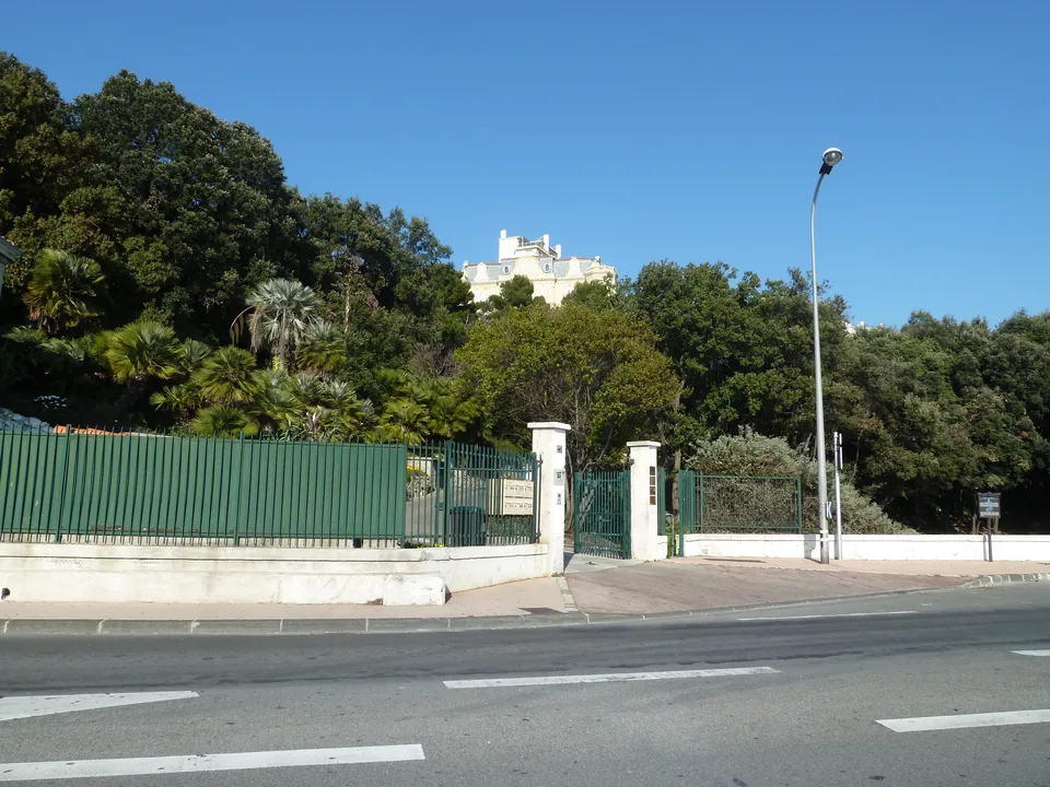 Entrée du parc Valmer sur la Corniche Kennedy, photographie de février 2011.