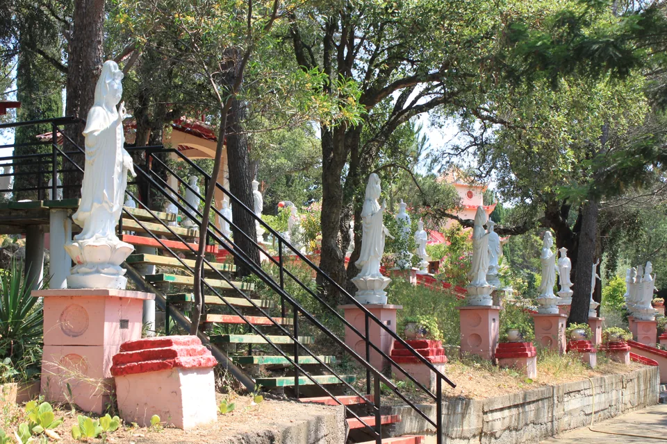 Jardin et sculptures de la pagode Hông Hiên à Fréjus. Photographie du 2017-06-12.