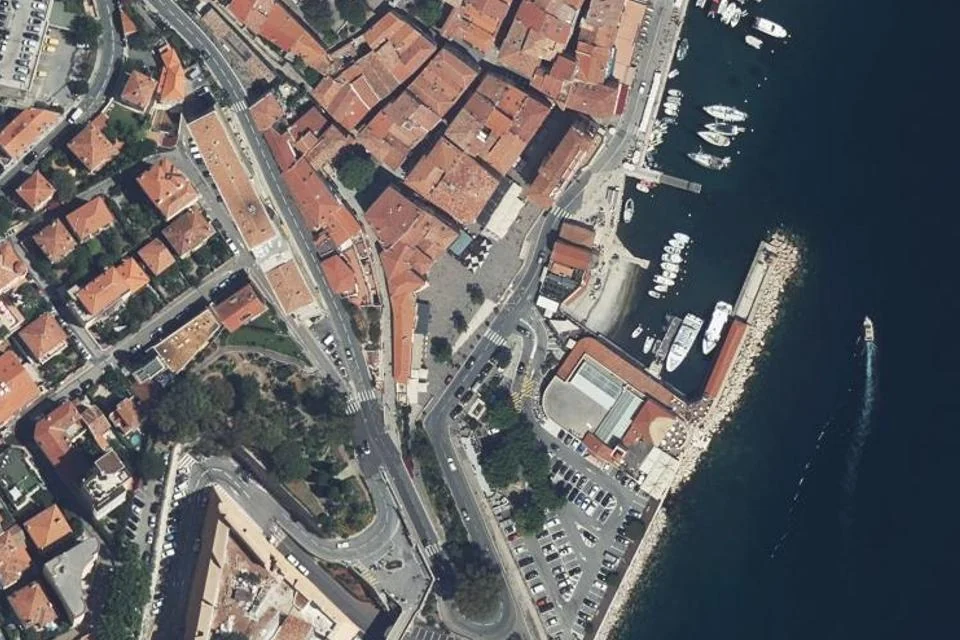 Luftbild: Place Amélie Pollonnais und Hafen von Villefranche-sur-Mer