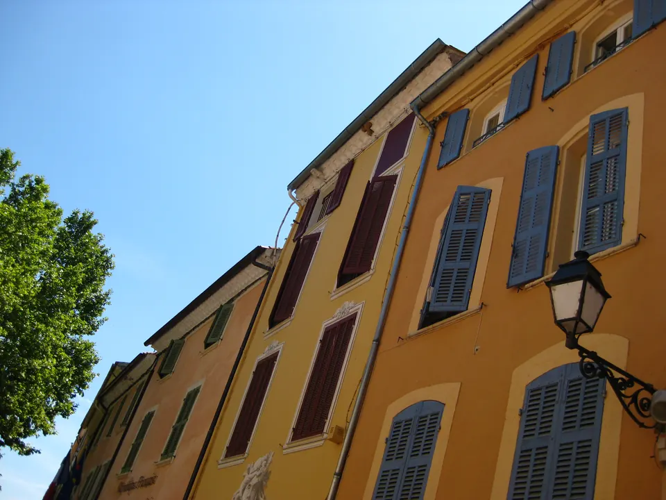 Fassaden in der rue du Maréchal-Foch in Carcès