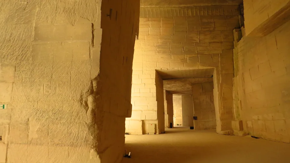 Espace des anciennes carrières aux Baux-de-Provence, sans projection. Photo du 6 août 2015 ; ne montre pas l’exposition actuelle.