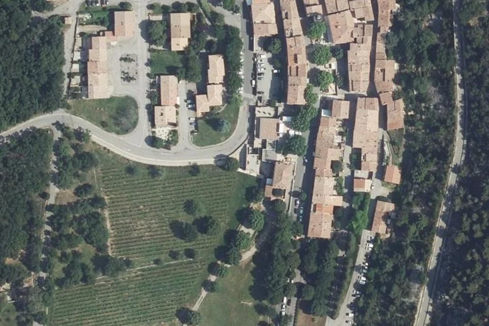 Luftbild: Salle des fêtes F.-Chauvin und Umgebung der Grand Rue in Aiguines