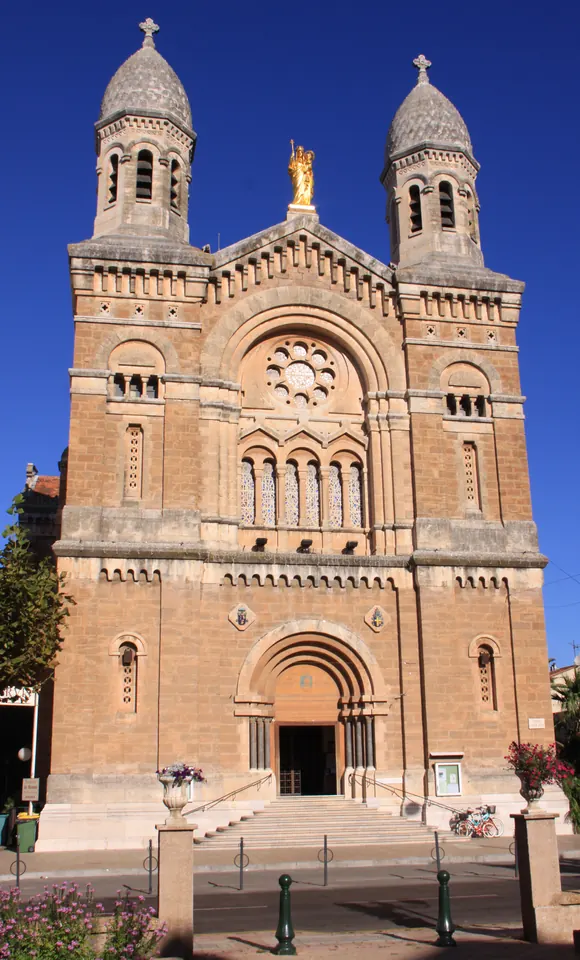 Façade romano-byzantine et deux tours de la basilique de Saint-Raphaël