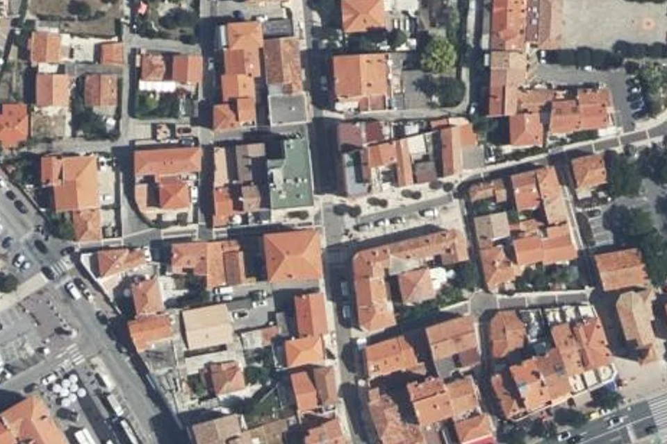 Luftaufnahme des Standorts des Wochenmarkts von Cros-de-Cagnes in Cagnes-sur-Mer
