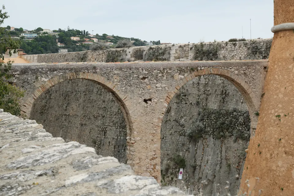 جسر الدخول إلى قلعة Saint-Elme في Villefranche-sur-Mer، التي تستضيف المعرض.