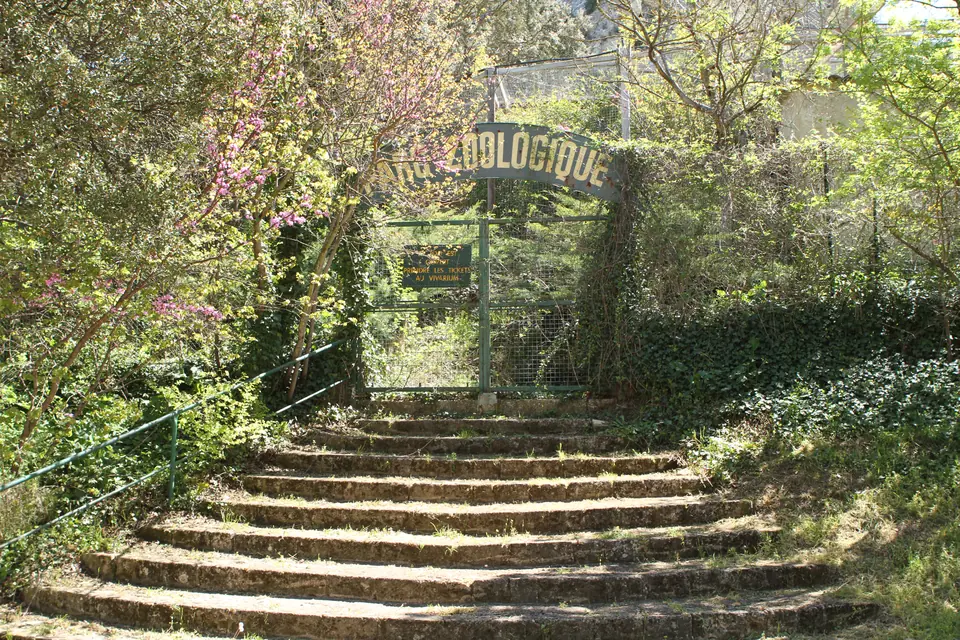 Entrée du parc animalier de La Barben, photographie d’avril 2013.