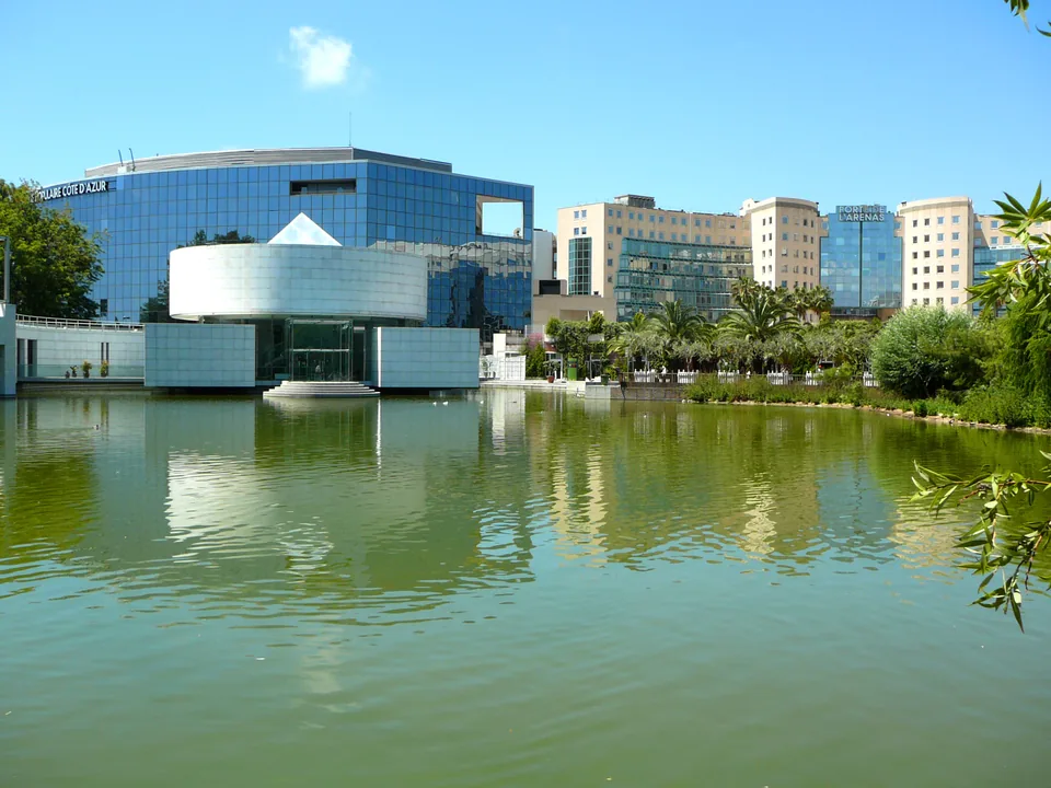 Musée des Arts asiatiques de Nice au bord du lac, photographié en juin 2008.