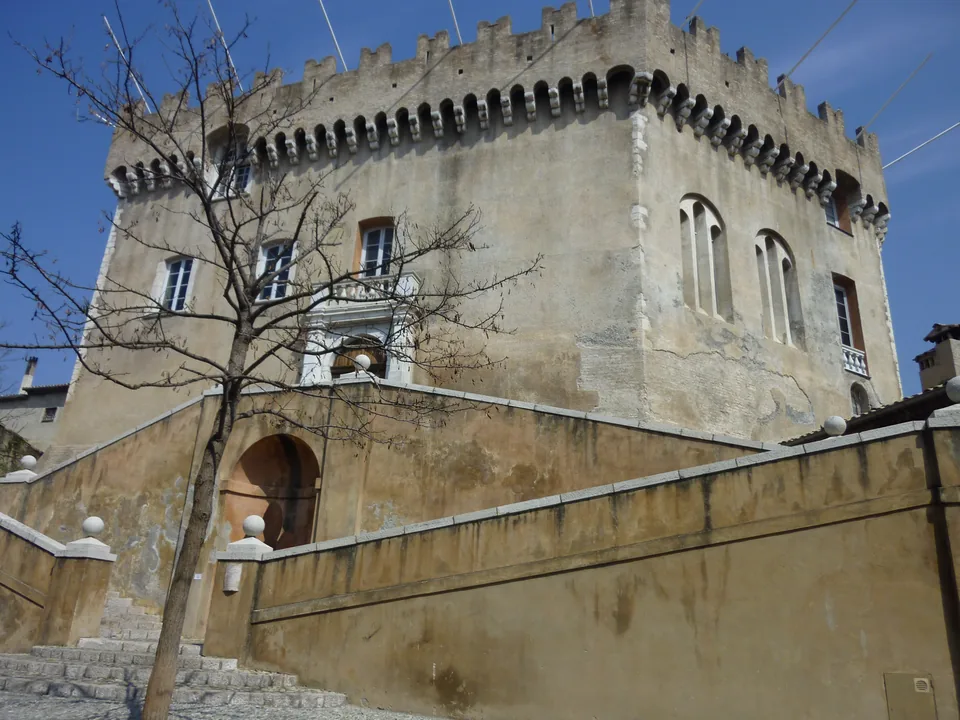 Château-musée Grimaldi et son escalier à Cagnes-sur-Mer.
