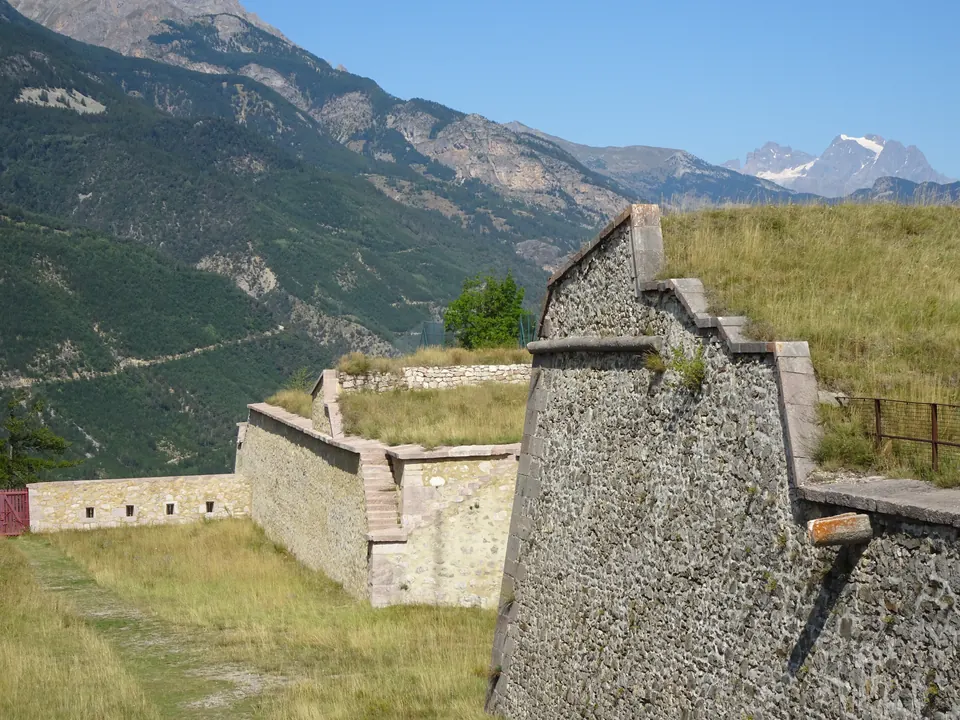 تحصينات Mont-Dauphin والتضاريس المحيطة
