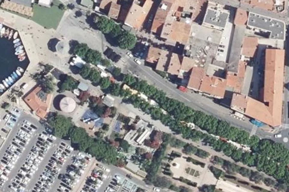 Luftaufnahme des Standorts des großen Markts von Sanary in Sanary-sur-Mer