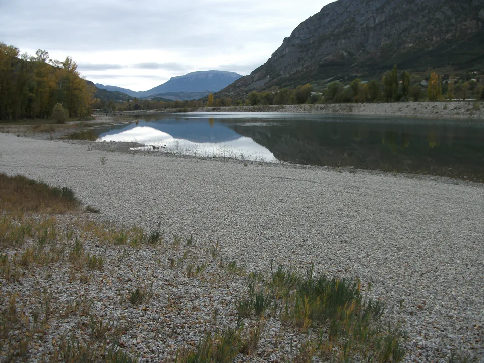 Premier lac de la base des Trois Lacs à Rochebrune, à niveau d’eau bas. Photographie du 16 octobre 2014 ; ne représente pas une baignade surveillée actuelle.