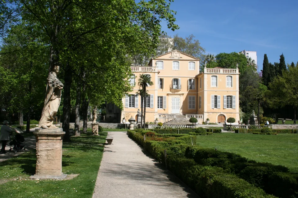 Jardin de la Magalone et bastide, photographiés en avril 2011.