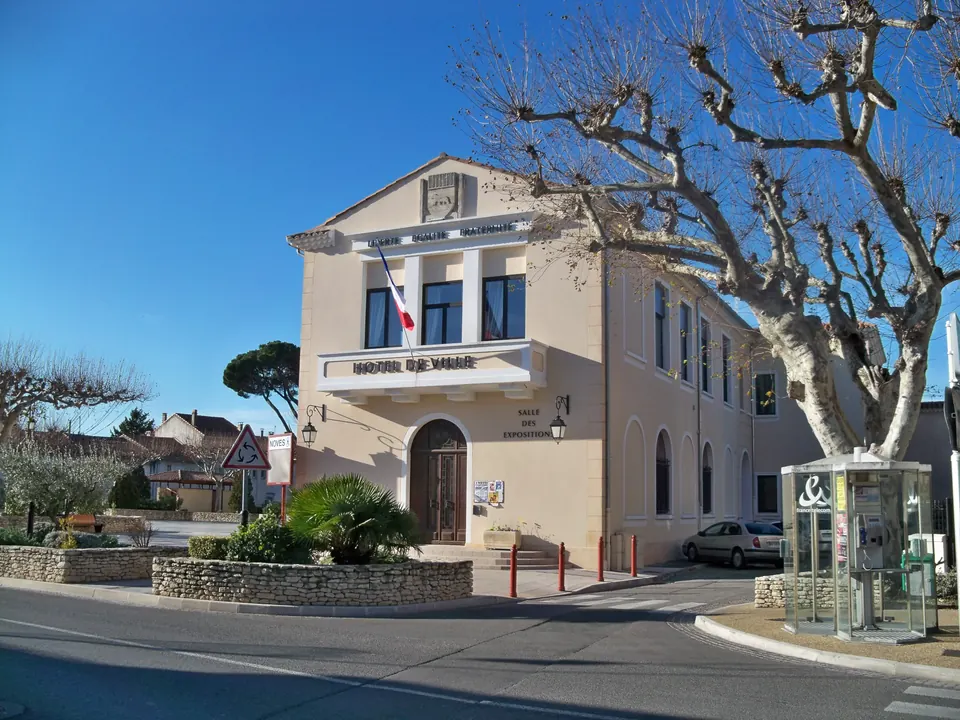 مبنى بلدية Noves في Place Jean-Jaurès عام 2012