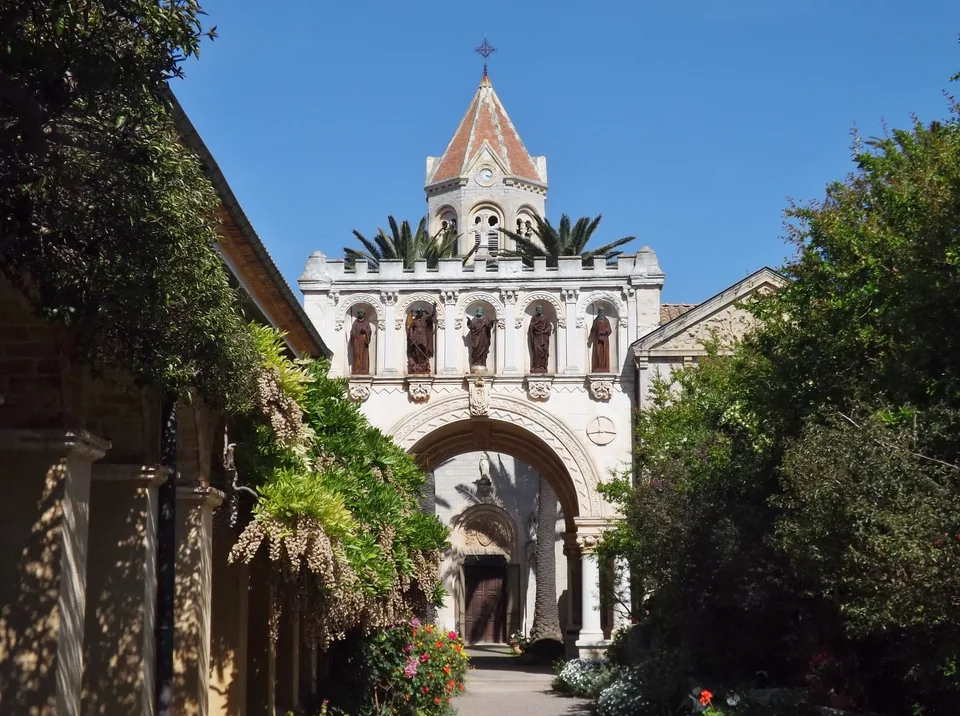 Entrée de l’abbaye de Lérins sur l’île Saint-Honorat. Photographie du 5 mai 2014.