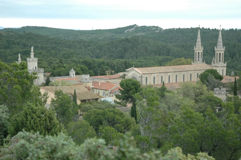 Vue de l’abbaye Saint-Michel de Frigolet dans la Montagnette. Photographie du 28 octobre 2008.