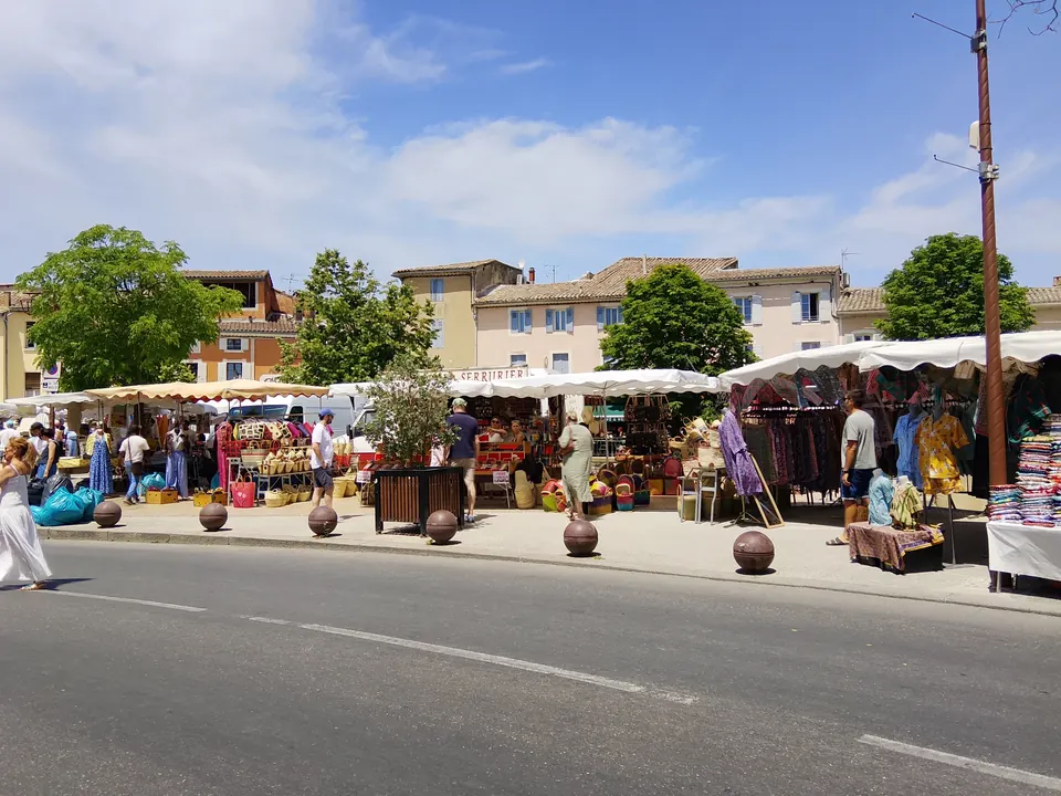 بسطات السوق البروفنسي في وسط L'Isle-sur-la-Sorgue