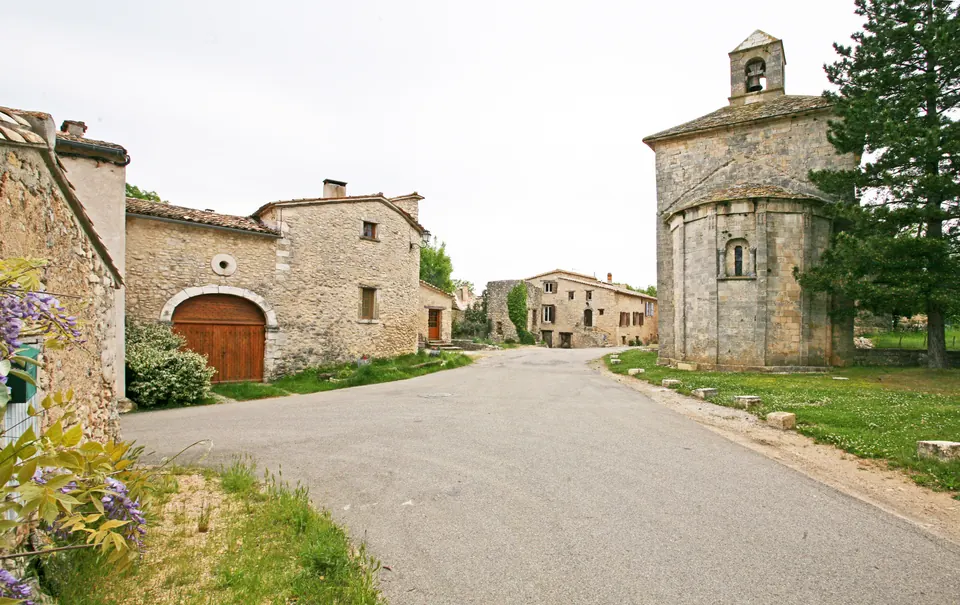 شارع وكنيسة قرية Saint-Trinit خارج وقت الاحتفال