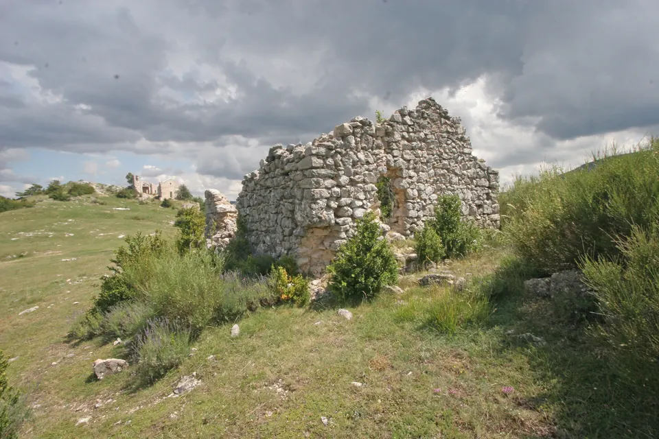 أطلال حجرية في Châteauneuf-lès-Moustiers وسط منظر من التلال