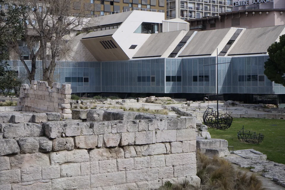 Site du Port antique devant le musée d’Histoire de Marseille, photographie de mars 2024.