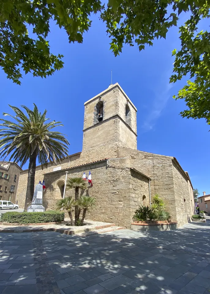 كنيسة Saint-Michel وساحتها الأمامية في Grimaud