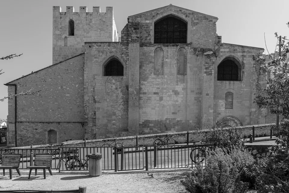 Façade de l’abbaye Saint-Victor à Marseille, photographie en noir et blanc du 19 mars 2026.