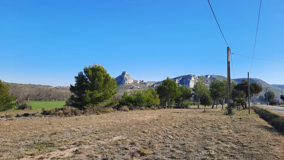 Castellas de Roquemartine وسط مناظر Eyguières.