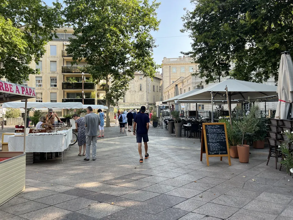 ساحة Place de l'Horloge في Avignon تحيط بها جلسات المقاهي الخارجية
