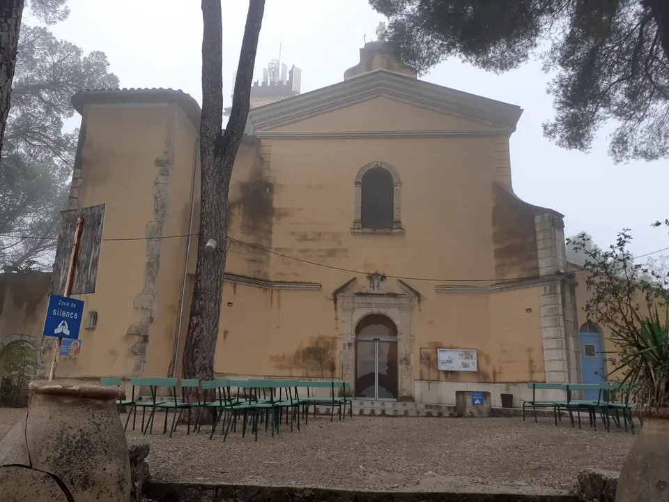 Façade de l’église Notre-Dame-de-Grâces à Cotignac, vue d’archive