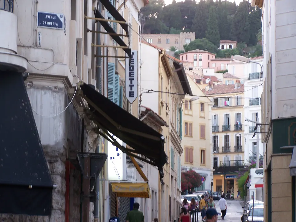 Blick auf die avenue Gambetta im Zentrum von Hyères