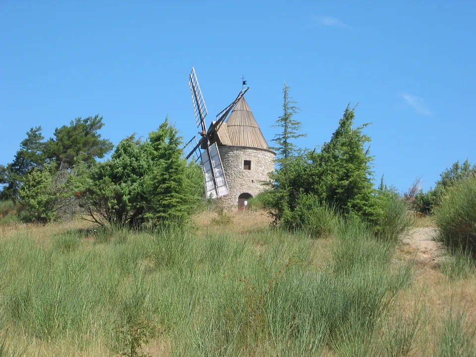 طاحونة Montfuron على تلّتها