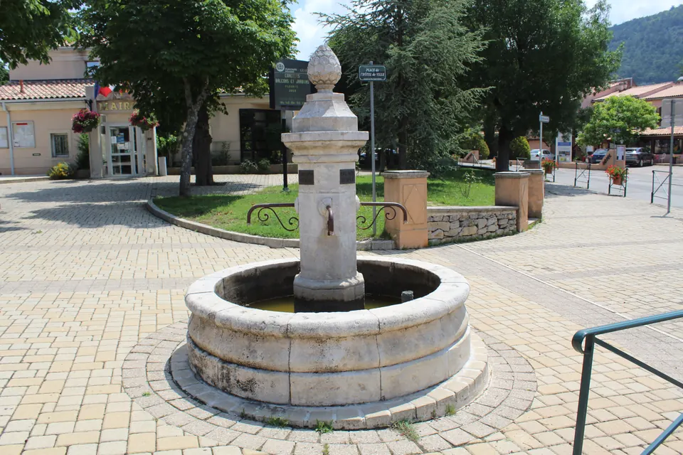 Brunnen und place de la Mairie in Plan-d’Aups-Sainte-Baume