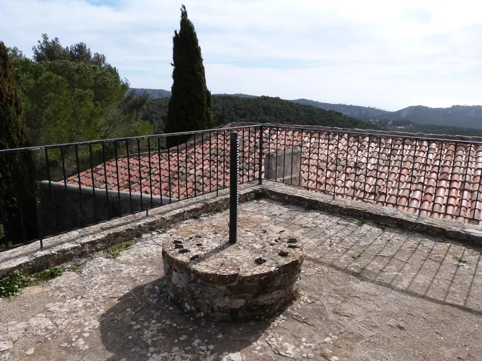 Cadran solaire sur la terrasse de la chapelle du Beausset-Vieux.