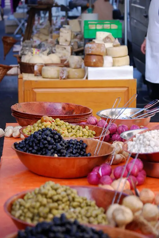 بسطة زيتون وأجبان في سوق Forcalquier