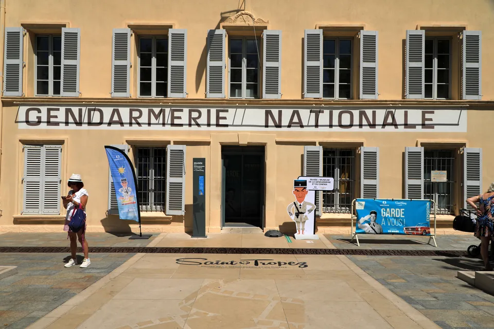 Façade du musée de la Gendarmerie et du Cinéma à Saint-Tropez. Photographie du 2024-06-17.