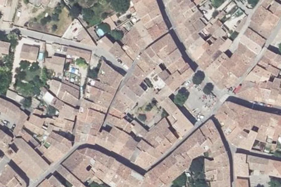 منظر جوي لموقع سوق الثلاثاء (14 عارضًا) في Tourves