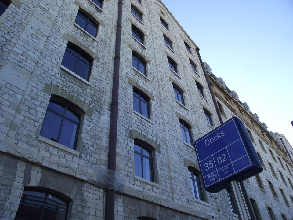 Façade des Docks de la Joliette à Marseille, photographie de décembre 2014.