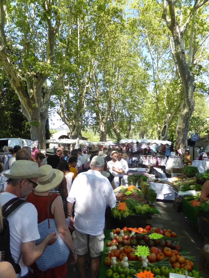 بسطات وزوار سوق الجمعة في Lourmarin