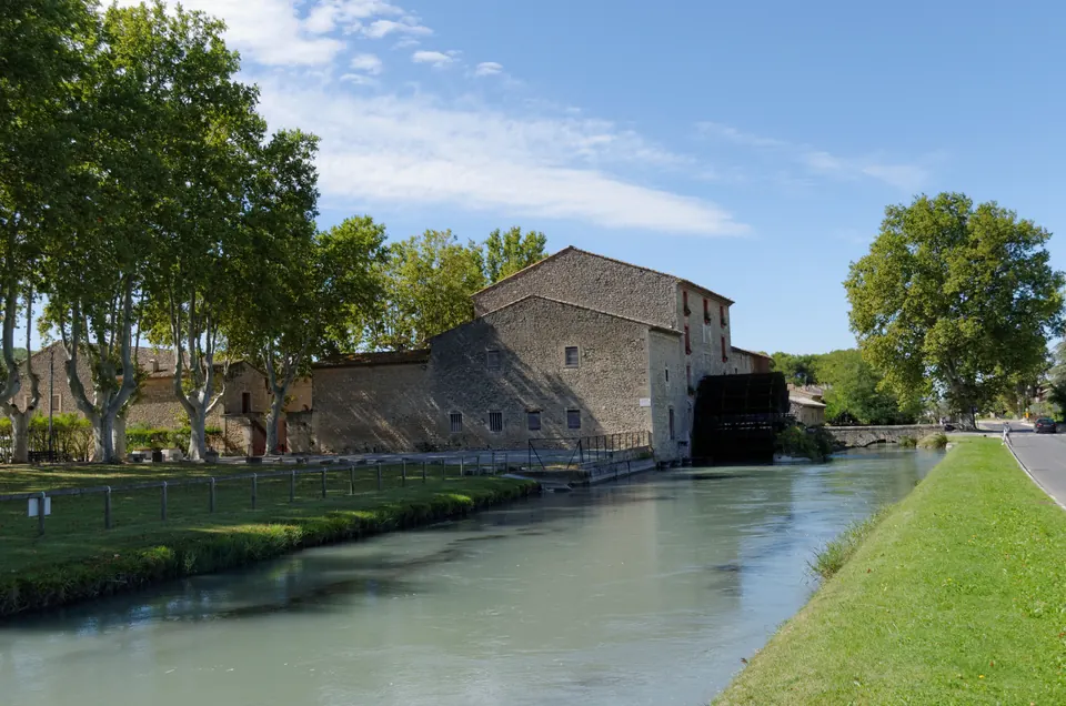 Moulin Saint-Pierre في Taillades بجوار القناة وأشجار الدلب