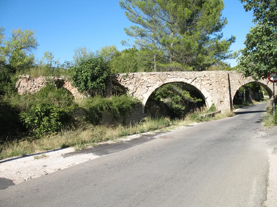 Arches de l'aqueduc des Cinq Ponts à Cuers