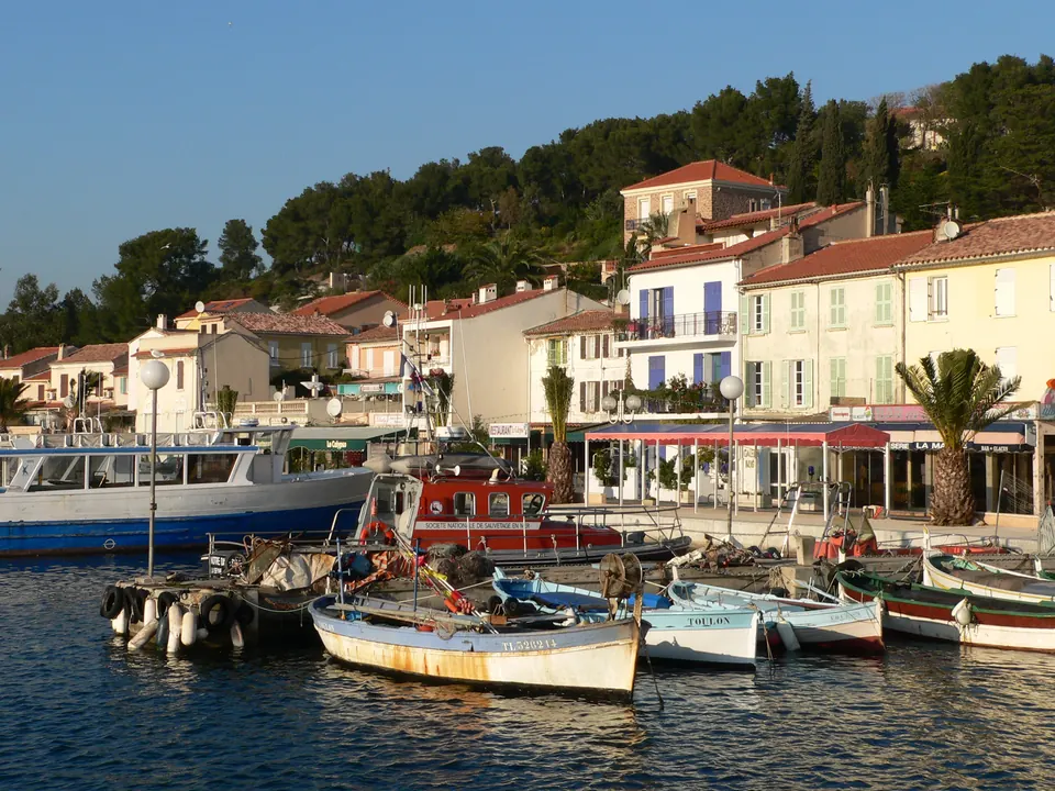 أرصفة وقوارب ميناء Saint-Mandrier-sur-Mer
