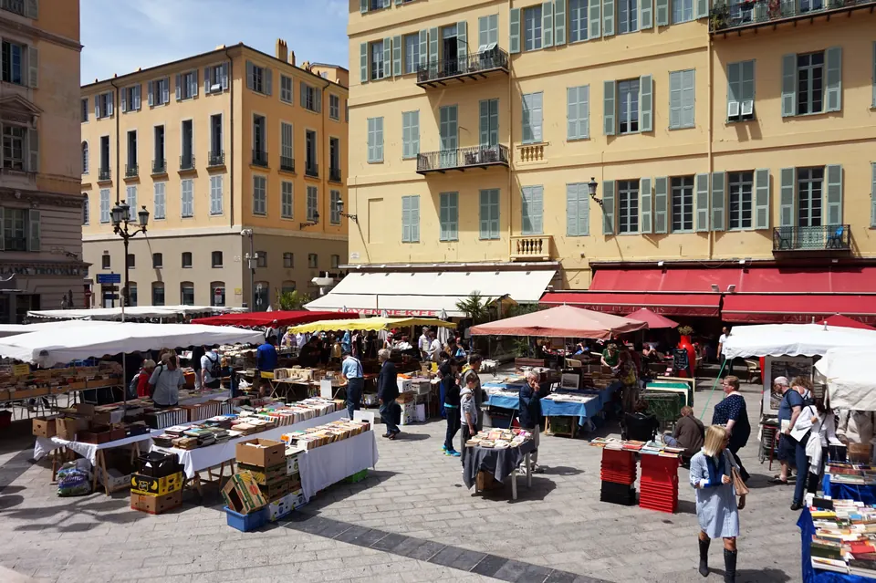 أكشاك كتب وأغراض في place du Palais de Justice بمدينة Nice