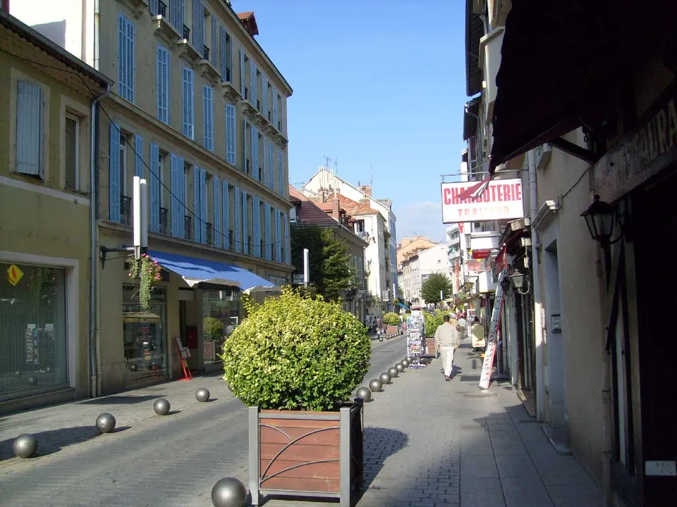 Rue Carnot ومتاجرها في وسط Gap